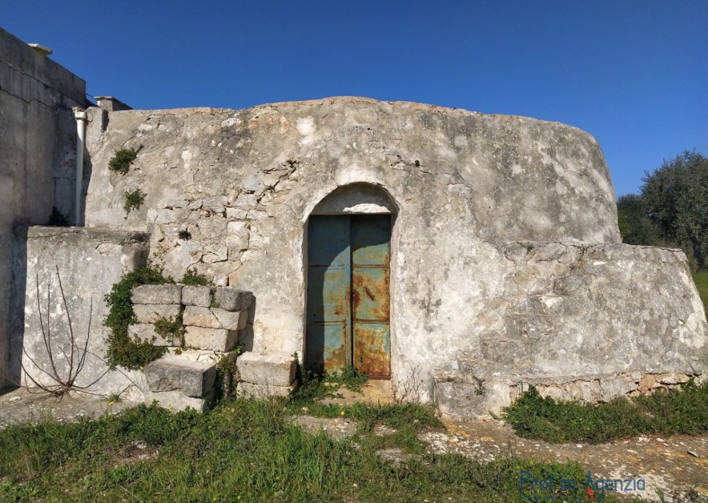 Sale Trulli to be restored/expanded Ostuni - Complex of trullo and lamia Locality Agro di Ostuni