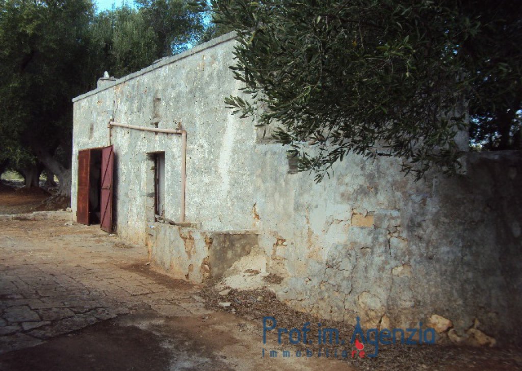 Sale Farm houses Ostuni - Beautiful ancient country house with stone forecourt in original stone Locality Agro di Ostuni