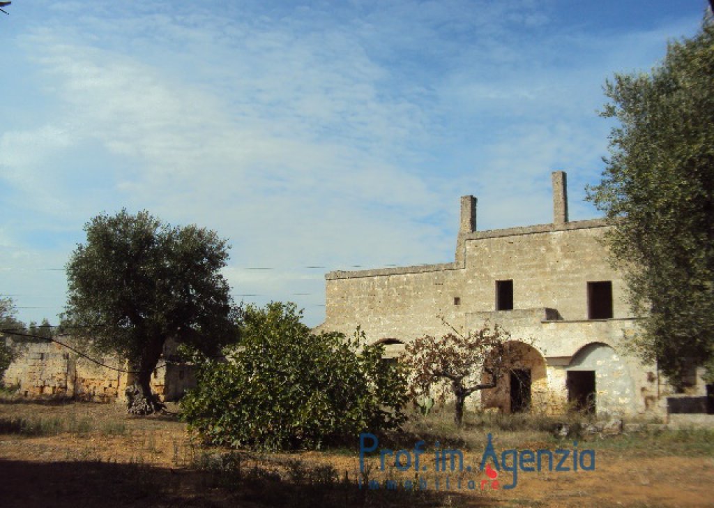 Sale Manor farms - Masserie Carovigno - Big farm arranged on two levels Locality Agro di Carovigno