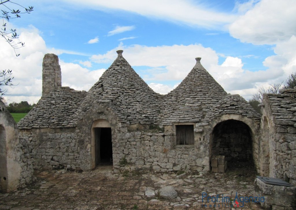 Sale Trulli to be restored/expanded Martina Franca - Original Complex of truli with courtyard Locality Agro di Martina Franca