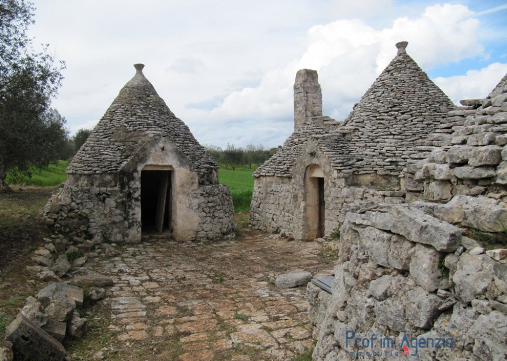 Sale Trulli to be restored/expanded Martina Franca - Original Complex of truli with courtyard Locality Agro di Martina Franca
