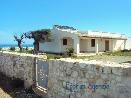 Magnificent villa on the beach, only at 10 m to the beach