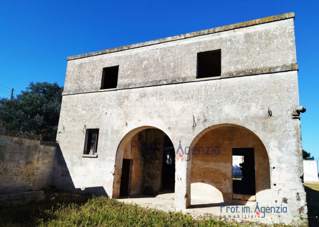 Sale Manor farms - Masserie Carovigno - Masseria in the countryside of Carovigno Locality Agro di Carovigno