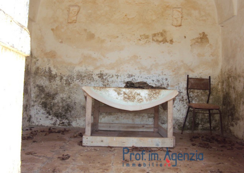 Sale Cottages S. Vito dei N. - Characteristic lamia with original stone floor Locality Agro di San Vito dei Normanni
