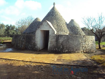 Beautiful trullo with 3 cones, with tank and service area