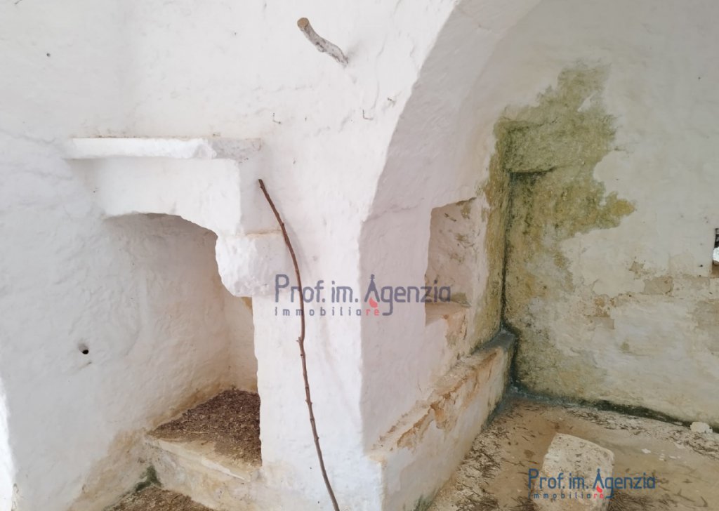 Sale Trulli to be restored/expanded Carovigno - Ancient lamia composed of a wide room with vault and fireplace Locality Agro di Carovigno