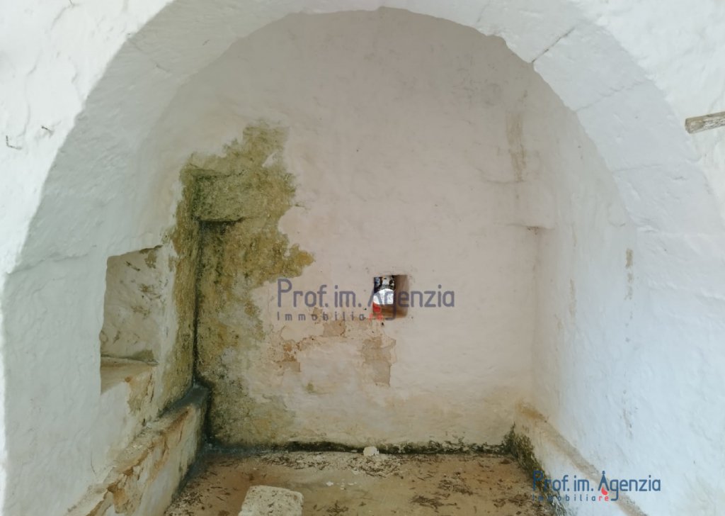 Sale Trulli to be restored/expanded Carovigno - Ancient lamia composed of a wide room with vault and fireplace Locality Agro di Carovigno