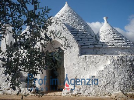Beautif and pretty trullo with 5 cones alcoves and fire place