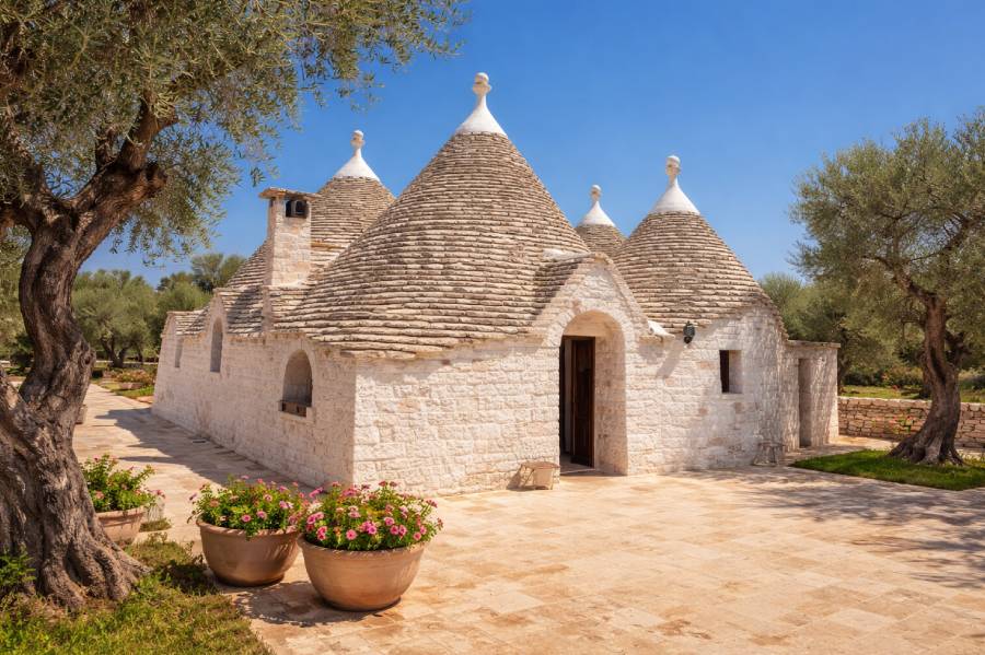 Authentischer Trullo in Apulien, umgeben von Olivenbäumen